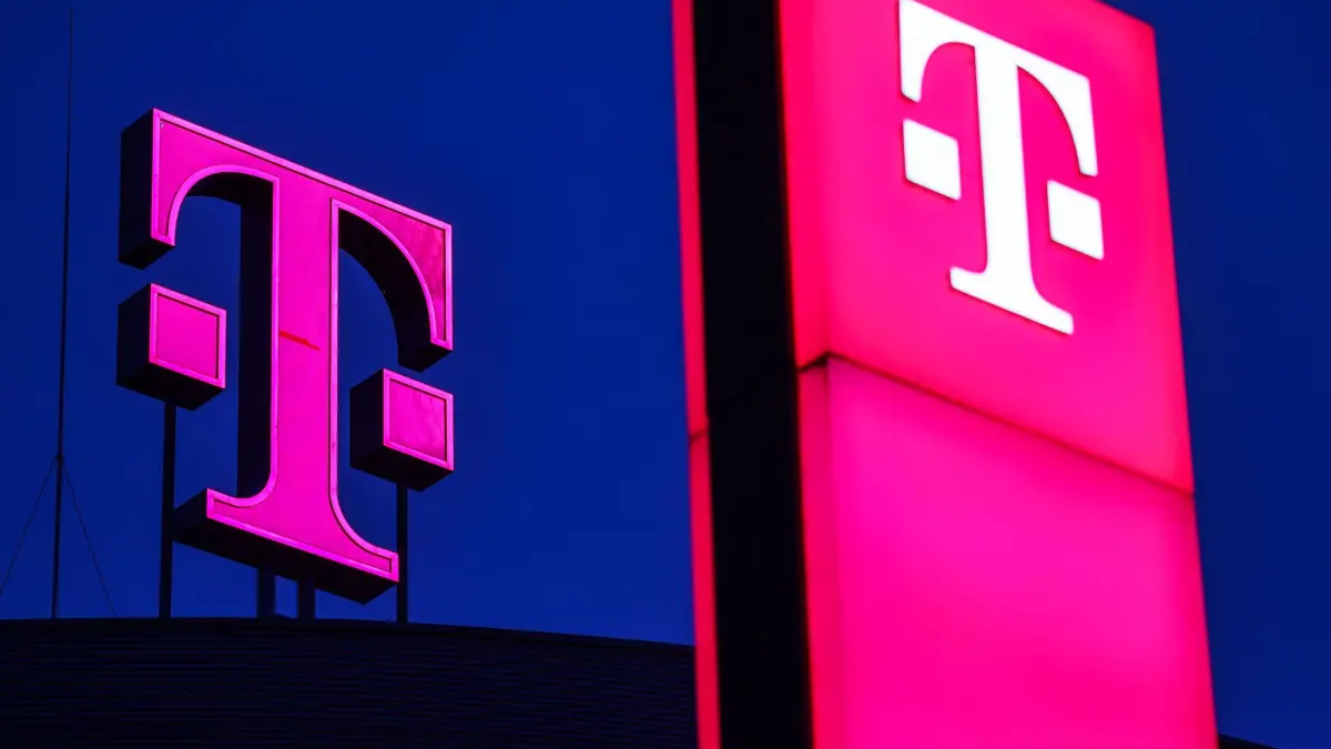Deutsche Telekom AG: Logos der Deutsche Telekom leuchten auf der Zentrale des Unternehmens. (zu dpa: «Urteil: Telekom darf Netzanzeige nicht für Werbung nutzen»)