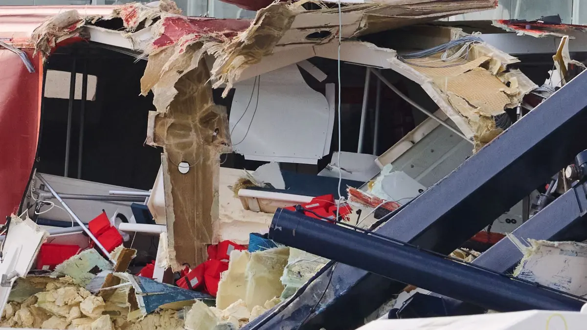 Kreuzfahrtschiff stößt mit Containerschiffen zusammen: 26.10.2026, Bremen, Bremerhaven: Ein zerstörtes Rettungsboot der «Mein Schiff 3». Das Kreuzfahrtschiff war am Vortag bei stürmischem Wetter mit zwei Containerschiffen kollidiert. Foto: Sina Schuldt/dpa +++ dpa-Bildfunk +++