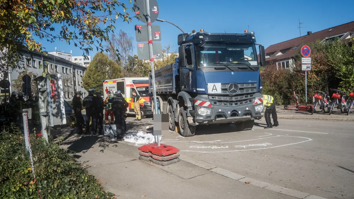 Am Dienstagvormittag kam es in der Leipziger Strasse in Sindelfingen zu einem schweren Verkehrsunfall, bei dem eine 23-jaehrige Frau lebensgefaehrlich verletzt wurde.<br />
<br />
Wie die Polizei berichtet, wurde die Frau von einem LKW erfasst, der in Richtung der Tunnelbaustelle unterwegs war. Dabei geriet sie unter einen Reifen des Lastwagens und wurde eingeklemmt.<br />
<br />
Die alarmierte Feuerwehr musste die Frau mit Spezialwerkzeug befreien. Nach der Rettung wurde sie mit lebensgefaehrlichen Verletzungen in eine Stuttgarter Klinik gebracht. Auch ein Rettungshubschrauber war vor Ort im Einsatz.<br />
<br />
Fuer die Dauer der Rettungsmassnahmen und der Unfallaufnahme musste die Kreuzung Waldenbucher Strasse / Leipziger Strasse fuer mehrere Stunden gesperrt werden. Es kam zu entsprechenden Verkehrsbehinderungen.<br />
<br />
Die Polizei hat die Ermittlungen zur genauen Unfallursache aufgenommen. Wie es zu dem Zusammenstoss kommen konnte, ist derzeit noch Gegenstand der Untersuchungen.