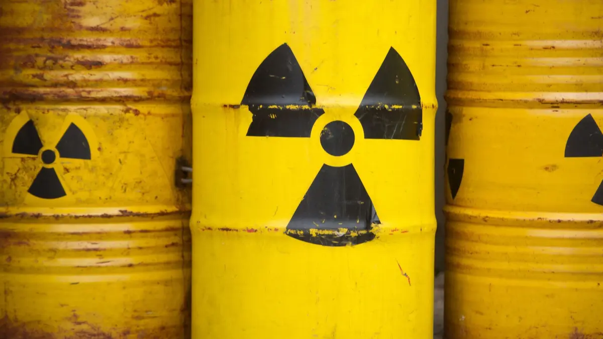 Debatte um Atommüll-Endlager: Gelbe Tonnen mit einem Radioaktiv-Zeichen stehen bei einer Demonstration in Gorleben. (zu dpa: «Suche nach Atommüll-Endlager: Das wird heute wichtig»)