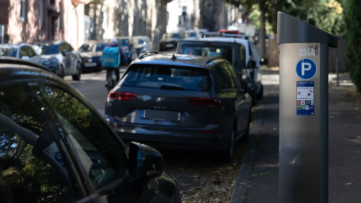 Strafzettel wegen falschparken in der Cottastraße: Ein Autofahrer ist verärgert über Strafzettel in der Cottastraße im Stuttgarter Westen. Er hat das Ticker über 20 Euro erhalten, weil er offensichtlich einen kostenlosen Parkschein aus dem Automaten auf der gegenüberliegenden Seite gelassen hat, der aber der Falsche ist. Das sei aber nicht ersichtlich, so seine Beschwerde - kein Einzelfall in Stuttgart.