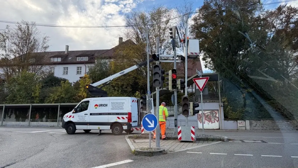An der Kreuzung Hauptstraße, Böblinger Straße und Aidlinger Straße in Dagersheim werden die Ampeln ausgetauscht.