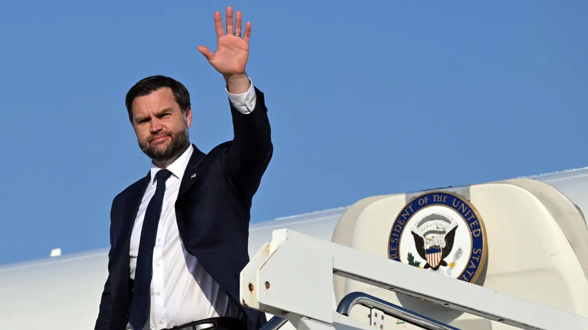 US-POLITICS-VANCE: US Vice President JD Vance waves as he steps off Air Force Two upon arrival at Joint Base Andrews in Maryland, on October 27, 2026. Vance is returning from Michigan where he held a campaign rally ahead of the midterm elections. (Photo by SAUL LOEB / POOL / AFP)