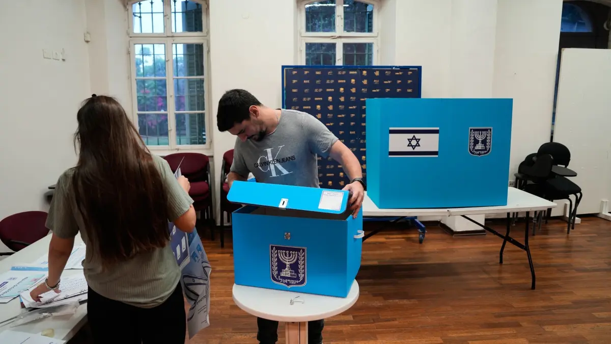 Parlamentswahl in Israel: 27.10.2026, Israel, Haifa: In einem Wahllokal werden im Vorfeld der Parlamentswahl Wahlurnen aufgestellt. Foto: Baz Ratner/AP/dpa +++ dpa-Bildfunk +++