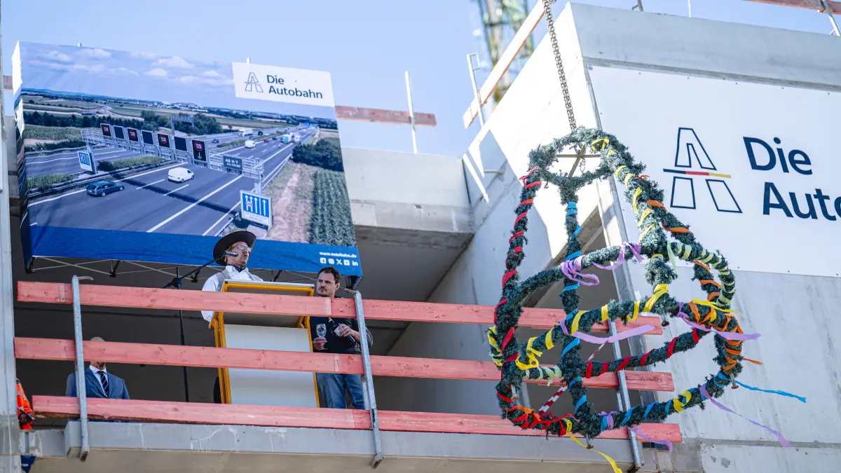 Richtfest Neubau Verkehrszentrale Südwest, Verkehrsinfrastruktur, Verkehrsmanagement, Digitale Verkehrssteuerung, Kritische Infrastruktur, Autobahn GmbH, 27.10.2026,
Foto: picture-alliance/Autobahn GmbH/Sascha Walther