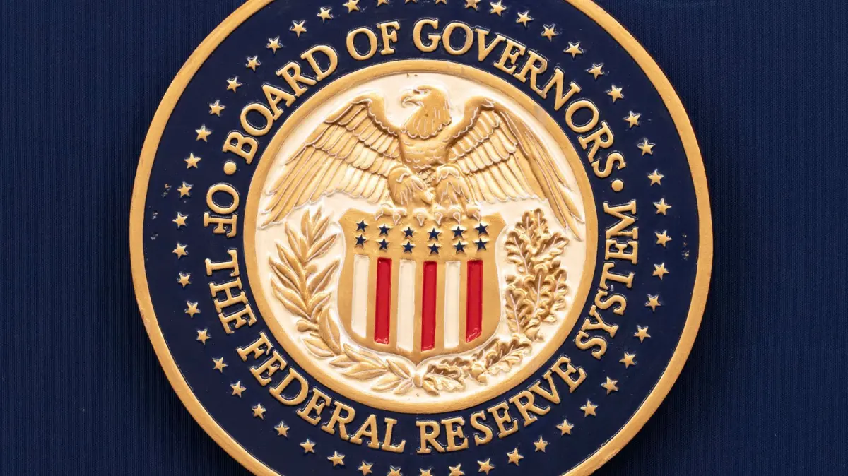 US-Notenbank Fed: ARCHIV - 31.07.2024, USA, Washington: Das Siegel des Federal Reserve System ist während einer Pressekonferenz des Vorsitzenden des Federal Reserve Board Powell im Federal Reserve Board Building in Washington zu sehen. (zu dpa: «Wie geht es bei der Fed weiter? Das erwarten die Volkswirte») Foto: Jose Luis Magana/AP/dpa +++ dpa-Bildfunk +++
