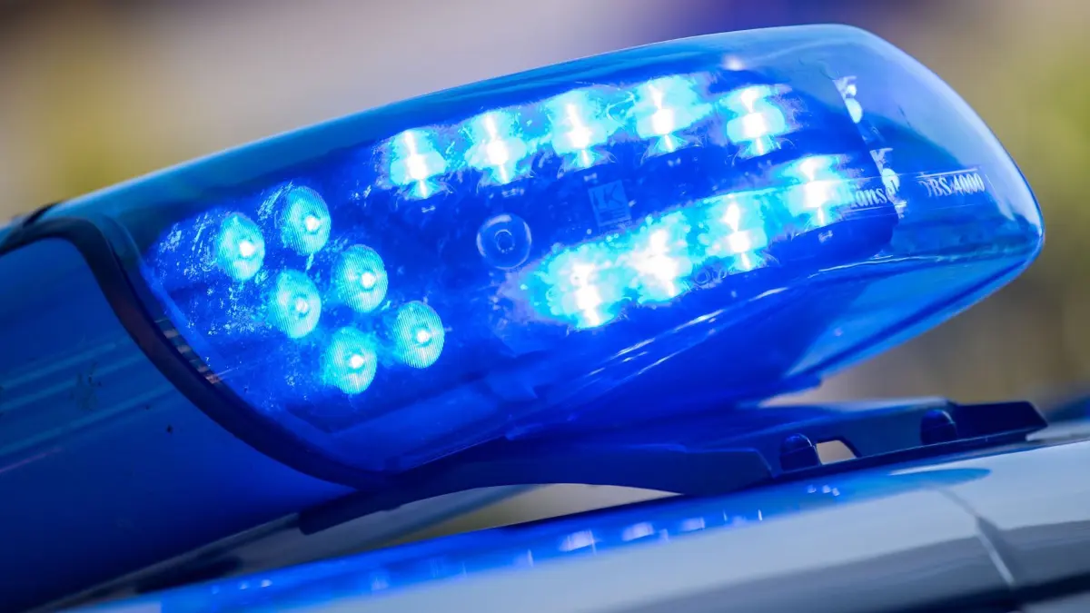 Polizei Symbolbild: Ein Blaulicht ist auf dem Dach eines Polizeifahrzeugs zu sehen. (zu dpa: «Nach Angriff auf Wasen-Wirt: Tatverdächtiger festgenommen»)