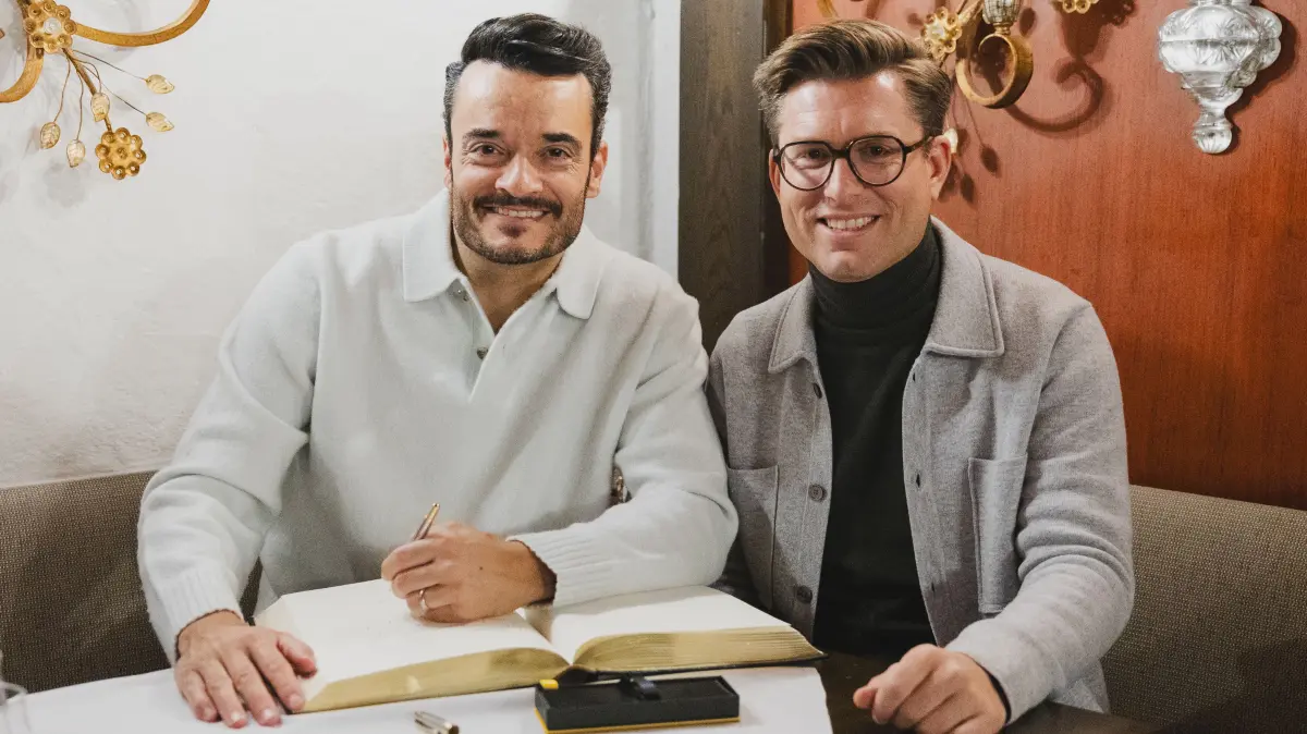 Zufälliger Überraschungsgast in Gerlingen bei der langen Einkaufs- und Kulturnacht: Der italienische Sänger und Entertainer Giovanni Zarrella (links) trägt sich in das Goldene Buch der Stadt ein und nimmt sich Zeit für einen Plausch mit Bürgermeister Dirk Oestringer.