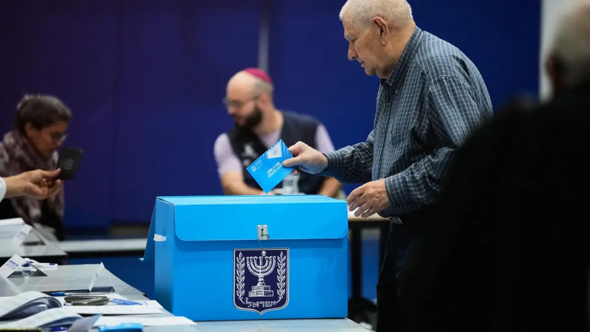 Parlamentswahl in Israel: Ein Mann gibt bei der Parlamentswahl in Israel in einem Wahllokal seine Stimme ab. (zu dpa: «Schicksalswahl: Millionen Israelis wählen neues Parlament»)