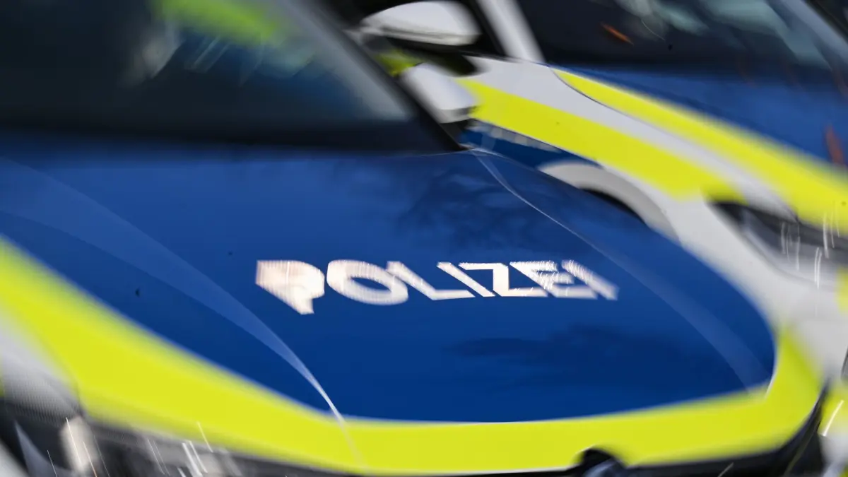 Polizei Brandenburg: ARCHIV - 23.10.2026, Brandenburg, Zossen/Ot Wünsdorf: Neue Funkstreifenwagen stehen auf dem Gelände vom Zentraldienst der Polizei des Landes Brandenburg für die Übergabe bereit. (zu dpa: «Zwei Männer bei Notlandung mit Kleinflugzeug verletzt») Foto: Jens Kalaene/dpa +++ dpa-Bildfunk +++
