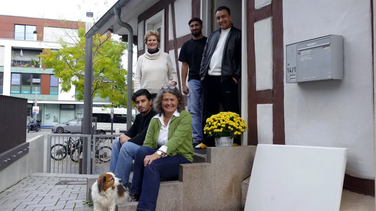 Gabi Deibler, die Vorsitzende des Vereins Aussichtsreich (sitzend) und die Sozialarbeiterin Hanne Shah mit drei Bewohner der Wohngruppe für geflüchtete junge Männer in Gerlingen.