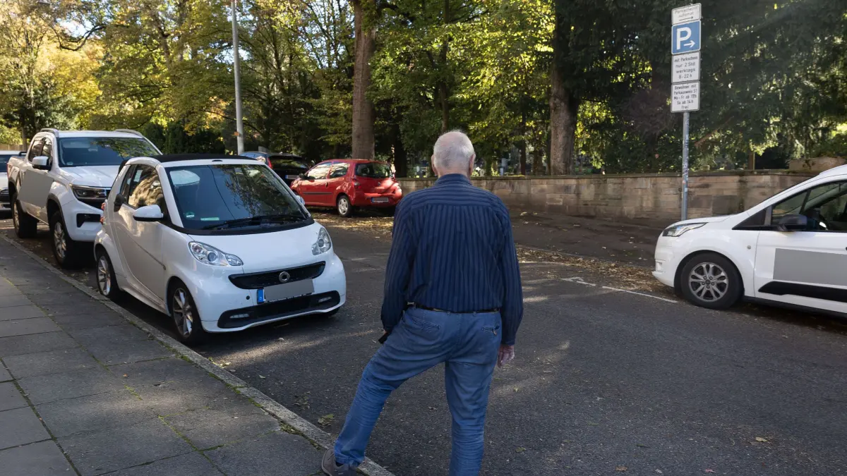 Strafzettel wegen falschparken in der Cottastraße: Ein Autofahrer ist verärgert über Strafzettel in der Cottastraße im Stuttgarter Westen. Er hat das Ticker über 20 Euro erhalten, weil er offensichtlich einen kostenlosen Parkschein aus dem Automaten auf der gegenüberliegenden Seite gelassen hat, der aber der Falsche ist. Das sei aber nicht ersichtlich, so seine Beschwerde - kein Einzelfall in Stuttgart.