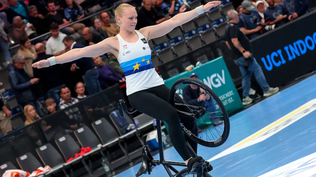 22.10.2026, Deutschland, Stuttgart, Opel HBL, Bundesliga 2026/2027, TVB Stuttgart vs. SG BBM Bietigheim, Kunstradfahrerin Lara Füller, Kunstrad *** October 22, 2026, Germany, Stuttgart, Opel HBL, 20262027 Bundesliga, TVB Stuttgart vs. SG BBM Bietigheim, artistic cyclist Lara Füller, artistic cycling
