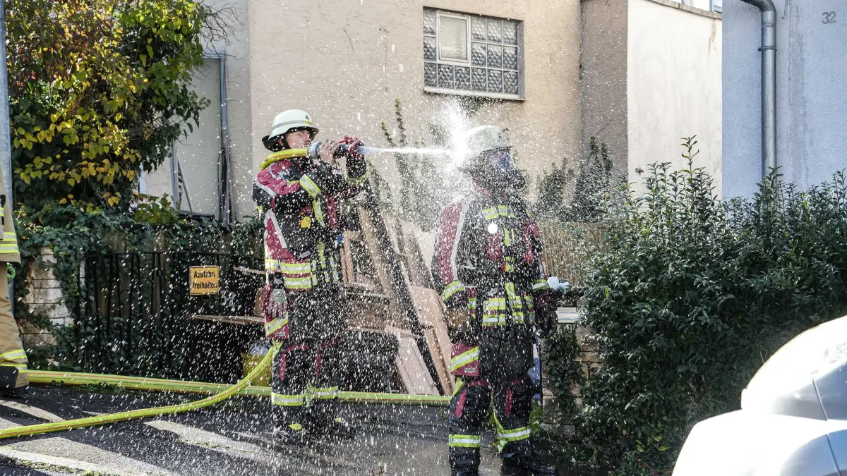 Am Mittwochmittag kam es in einem Mehrfamilienhaus in Boeblingen zu einem Wohnungsbrand. Wie die Feuerwehr mitteilt, drang beim Eintreffen der Einsatzkraefte dichter Rauch aus einer Wohnung im ersten Obergeschoss.<br />
<br />
Die Feuerwehr konnte den Brand, der in einem Zimmer der Wohnung ausgebrochen war, zuegig loeschen und eine weitere Ausbreitung der Flammen verhindern. Eine Person erlitt Verletzungen und musste zur weiteren Behandlung in ein Krankenhaus gebracht werden.<br />
<br />
Die betroffene Wohnung ist aufgrund der Brandschaeden voruebergehend nicht mehr bewohnbar. Die uebrigen Wohnungen des Mehrfamilienhauses koennen nach Abschluss der Loescharbeiten weiterhin genutzt werden.<br />
<br />
Waehrend des Feuerwehreinsatzes musste die Strasse im Bereich der Einsatzstelle fuer den Verkehr gesperrt werden.<br />
<br />
Die Ursache des Brandes ist bislang nicht bekannt.