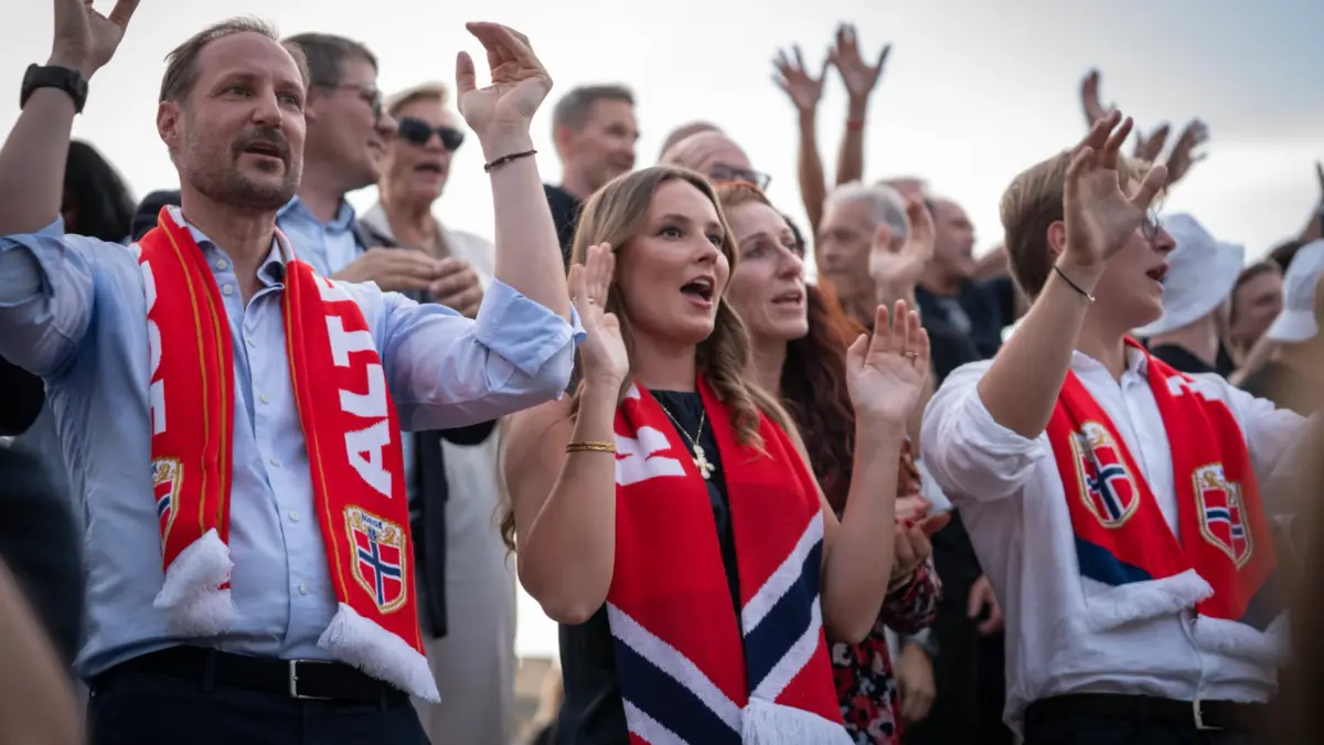 Der damalige Kronprinz Haakon, Prinzessin Ingrid Alexandra und Prinz Sverre Magnus bei einem Public-Viewing-Event zur Fußball-WM 2026 auf dem Schlossplatz in Oslo.