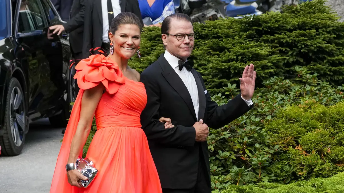 Kronprinzessin Victoria und Prinz Daniel von Schweden nach der Hochzeit von Prinzessin Märtha Louise von Norwegen und Durek Verrett im Jahr 2024.