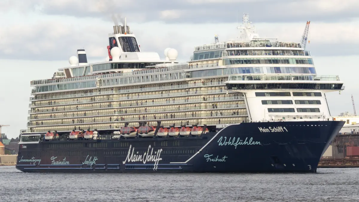 Kreuzfahrtschiff Mein Schiff 1 der Reederei TUI Cruises auf der Elbe beim Auslaufen aus dem Hafen von Hamburg, Deutschland Cruise ship Mein Schiff 1 of the shipping company TUI Cruises on the Elbe leaving the port of Hamburg, Germany Copyright: imageBROKER/ChristopherxTamcke iblcrt18862216.jpg Bitte beachten Sie die gesetzlichen Bestimmungen des deutschen Urheberrechtes hinsichtlich der Namensnennung des Fotografen im direkten Umfeld der Veröffentlichung