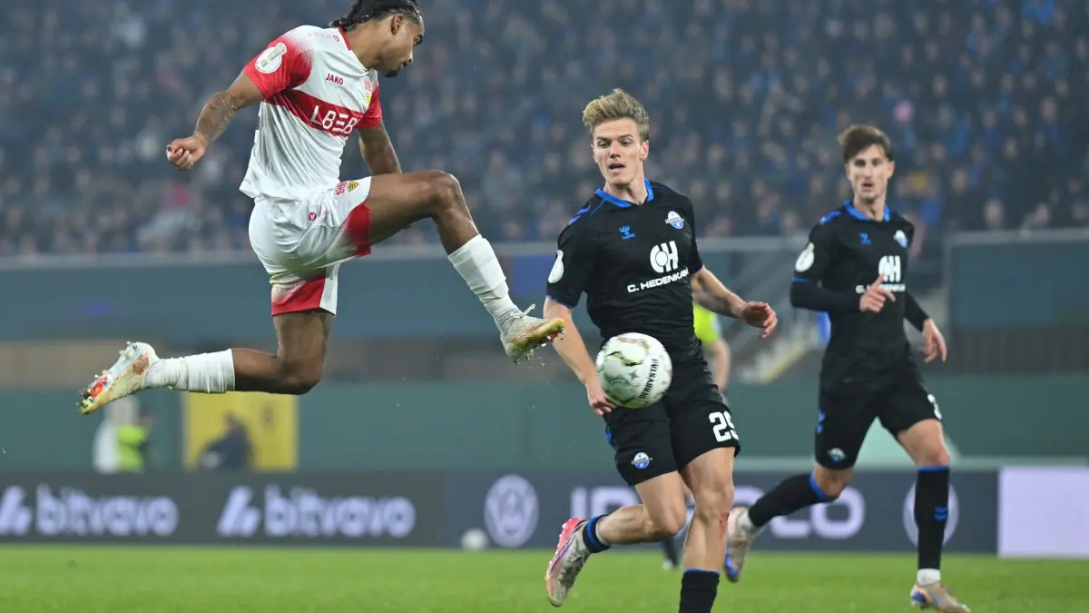 SC Paderborn 07 - VfB Stuttgart: 28.10.2026, Nordrhein-Westfalen, Paderborn: Fußball, Männer: DFB-Pokal, SC Paderborn 07 - VfB Stuttgart, 2. Runde, Home Deluxe Arena. Lorenz Assignon (l, VfB Stuttgart) in Aktion. Foto: Swen Pförtner/dpa +++ dpa-Bildfunk +++
