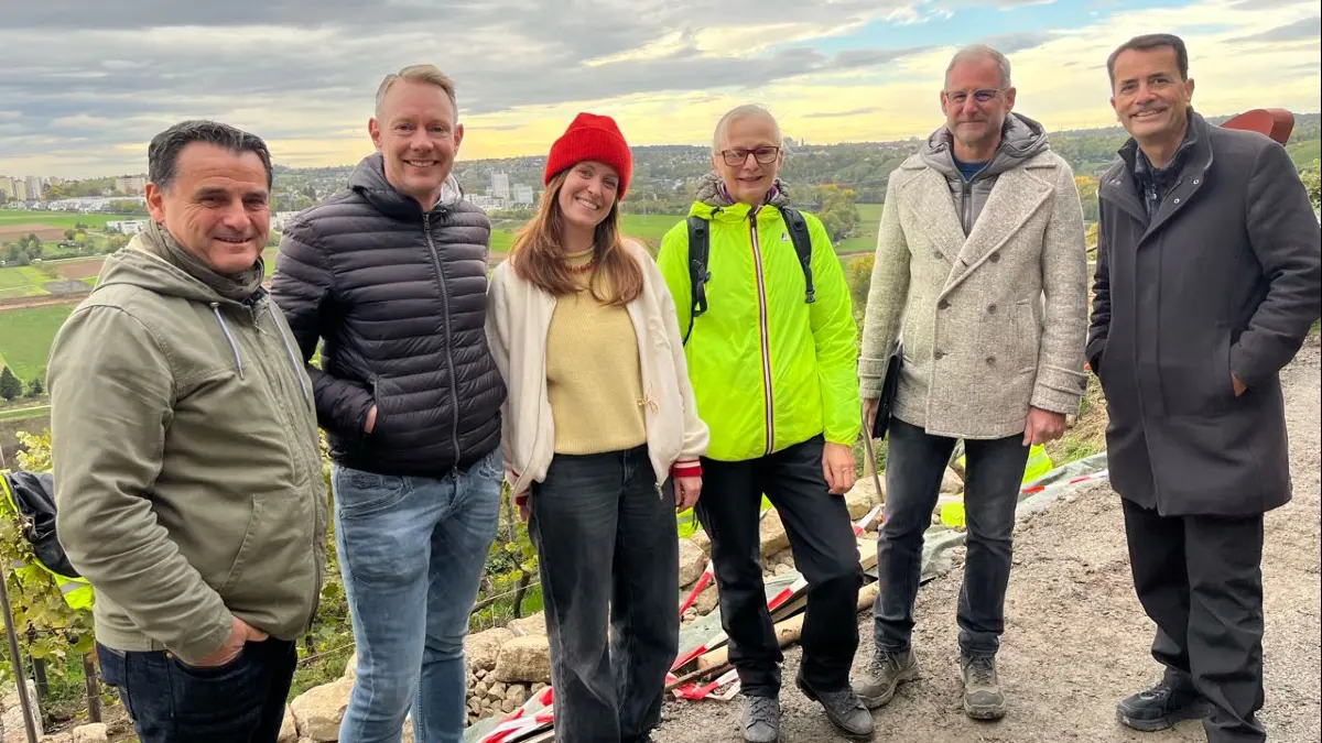 Foto: Gemeinsam für den Weinbau (von links): Thierry Saulnier, Leiter des Gartenamts der Partnerstadt Montbéliard, Bürgermeister Sebastian Mannl, Katharina Hofmann, Leiterin der Abteilung Grünflächen und Ökologie, Dolmetscherin Adeline Schurer, Bernd Wenger, Planung und Neubau öffentliches Grün im Fachbereich Tiefbau und Grünflächen, sowie Elmar Kunz, stellvertretender Geschäftsführer im Eigenbetrieb Tourismus und Events.