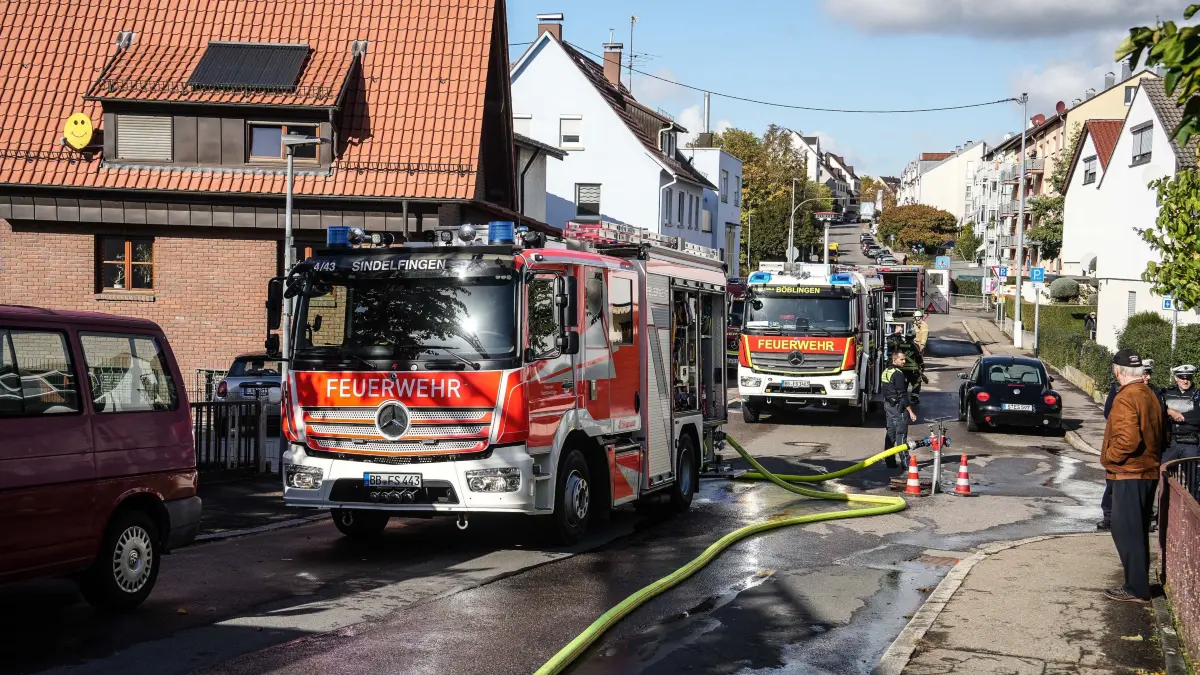 Am Mittwochmittag kam es in einem Mehrfamilienhaus in Boeblingen zu einem Wohnungsbrand. Wie die Feuerwehr mitteilt, drang beim Eintreffen der Einsatzkraefte dichter Rauch aus einer Wohnung im ersten Obergeschoss.<br />
<br />
Die Feuerwehr konnte den Brand, der in einem Zimmer der Wohnung ausgebrochen war, zuegig loeschen und eine weitere Ausbreitung der Flammen verhindern. Eine Person erlitt Verletzungen und musste zur weiteren Behandlung in ein Krankenhaus gebracht werden.<br />
<br />
Die betroffene Wohnung ist aufgrund der Brandschaeden voruebergehend nicht mehr bewohnbar. Die uebrigen Wohnungen des Mehrfamilienhauses koennen nach Abschluss der Loescharbeiten weiterhin genutzt werden.<br />
<br />
Waehrend des Feuerwehreinsatzes musste die Strasse im Bereich der Einsatzstelle fuer den Verkehr gesperrt werden.<br />
<br />
Die Ursache des Brandes ist bislang nicht bekannt.