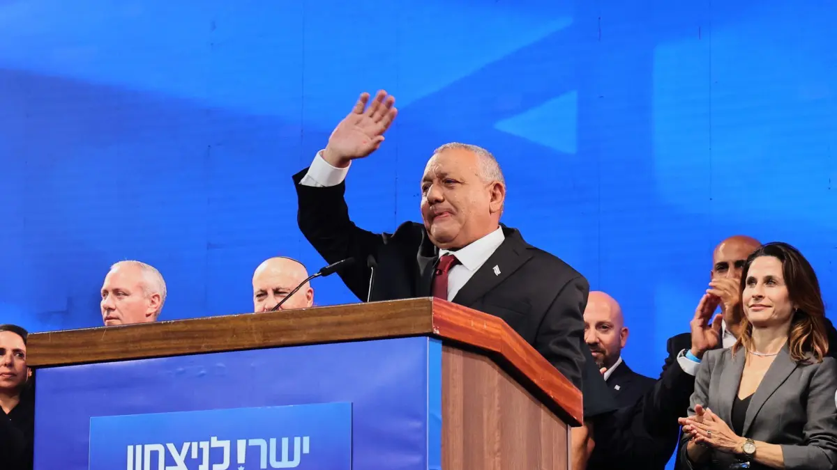 Parlamentswahl in Israel: 28.10.2026, Israel, Tel Aviv: Gadi Eisenkot, ehemaliger israelische Generalstabschef und Vorsitzender der Jaschar-Partei, spricht im Parteihauptquartier die israelische Flagge, nachdem die ersten Ergebnisse der Nachwahlbefragungen zur israelischen Parlamentswahl bekannt gegeben wurden. Foto: Gil Cohen-Magen/dpa +++ dpa-Bildfunk +++
