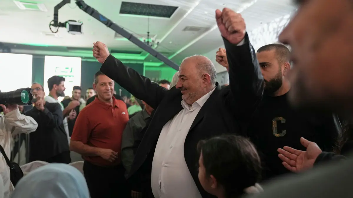 Parlamentswahl in Israel: Mansur Abbas, Vorsitzender der mehrheitlich arabischen Partei «Vereinigte Arabische Liste» (Raam, M) reckt die Fäuste in die Höhe, nach der Veröffentlichung der ersten Ergebnisse der Wählerbefragungen bei den israelischen Parlamentswahlen seine Anhänger begrüßt. (zu dpa: «Die arabischen Parteien in Israel»)