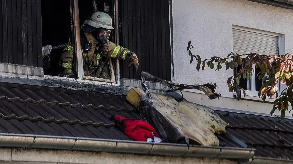 Am Mittwochmittag kam es in einem Mehrfamilienhaus in Boeblingen zu einem Wohnungsbrand. Wie die Feuerwehr mitteilt, drang beim Eintreffen der Einsatzkraefte dichter Rauch aus einer Wohnung im ersten Obergeschoss.<br />
<br />
Die Feuerwehr konnte den Brand, der in einem Zimmer der Wohnung ausgebrochen war, zuegig loeschen und eine weitere Ausbreitung der Flammen verhindern. Eine Person erlitt Verletzungen und musste zur weiteren Behandlung in ein Krankenhaus gebracht werden.<br />
<br />
Die betroffene Wohnung ist aufgrund der Brandschaeden voruebergehend nicht mehr bewohnbar. Die uebrigen Wohnungen des Mehrfamilienhauses koennen nach Abschluss der Loescharbeiten weiterhin genutzt werden.<br />
<br />
Waehrend des Feuerwehreinsatzes musste die Strasse im Bereich der Einsatzstelle fuer den Verkehr gesperrt werden.<br />
<br />
Die Ursache des Brandes ist bislang nicht bekannt.