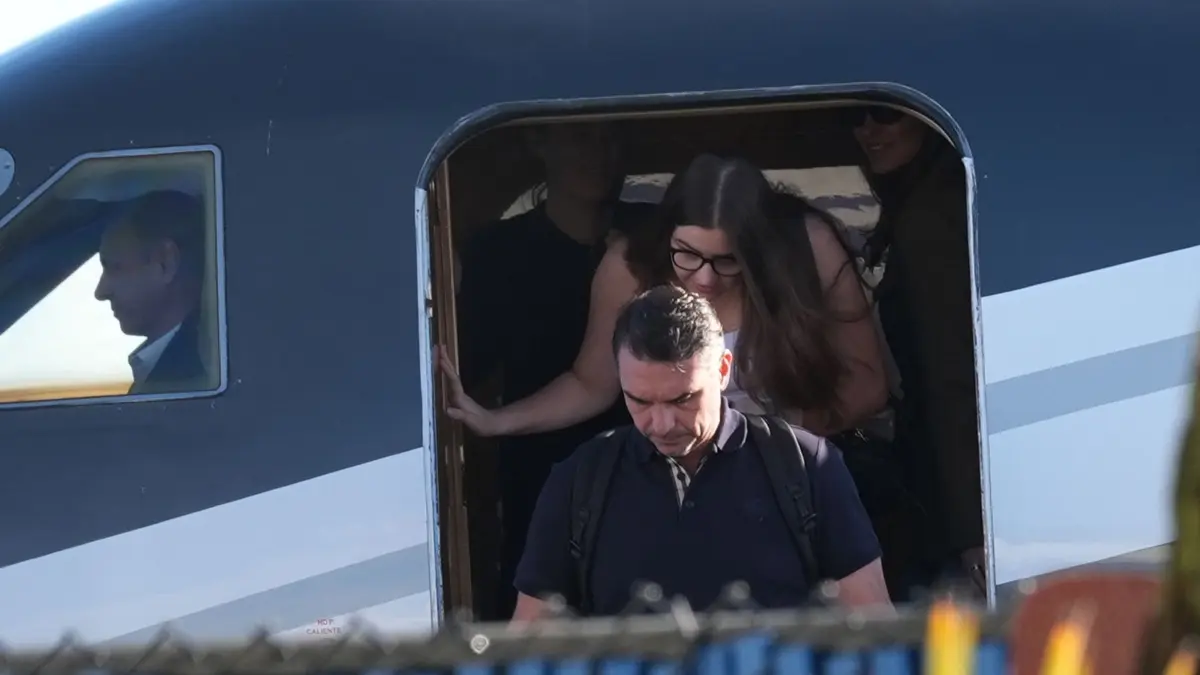 Wahlverlierer Bolsonaro kommt in USA an: Flávio Bolsonaro (vorne) kommt am Miami-Opa Locka Executive Airport an. Vor zwei Tagen hatte er die Präsidentschaftswahl in Brasilien verloren. (zu dpa: «Medien: Flávio Bolsonaro in den USA gelandet»)