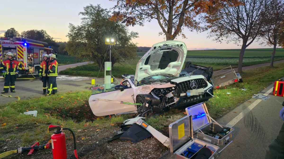Am fruehen Mittwochabend gegen 17:30 Uhr kam es auf der B 296 am Ortsausgang von Herrenberg – Oberjesingen zu einem schweren Verkehrsunfall zwischen einem Mercedes und einem SEAT. Nach bisherigen Angaben der Polizei war der SEAT genauso wie der Mercedes von Oberjesingen kommend in Richtung Deckenpfronn auf der B 296 unterwegs. Kurz nach dem Ortsausgang Oberjesingen wollte der SEAT nach links in einen Feldweg abbiegen. Der Mercedes setzte zum ueberholen an und bemerkte die Situation zu spaet, und es kam zum Zusammenstoss zwischen den zwei Fahrzeugen. Durch den Zusammenstoss ueberschlug sich der SEAT und blieb im Graben an einem Baum auf dem Dach liegen. Auch der Mercedes drehte sich und kam im Graben. Zum stehen die Feuerwehr Herrenberg die mit sieben Fahrzeugen und 28 Mann im Einsatz war, mussten den Fahrer des Mercedes aus seinem Fahrzeug befreien. Der Rettungsdienst, der vorsorglich mit zwei Notaerzte und zwei Rettungswagen im Einsatz war, verbrachte die verletzten Personen in Krankenhaeusern. Die Polizei hatte zur Unfallaufnahme drei Streifen und sechs Beamte eingesetzt. Beide Fahrzeuge waren nach dem Unfall nicht mehr fahrbereit und mussten abgeschleppt werden. Der Sachschaden wird durch die Polizei im mittleren fuenfstelligen Bereich beziffert