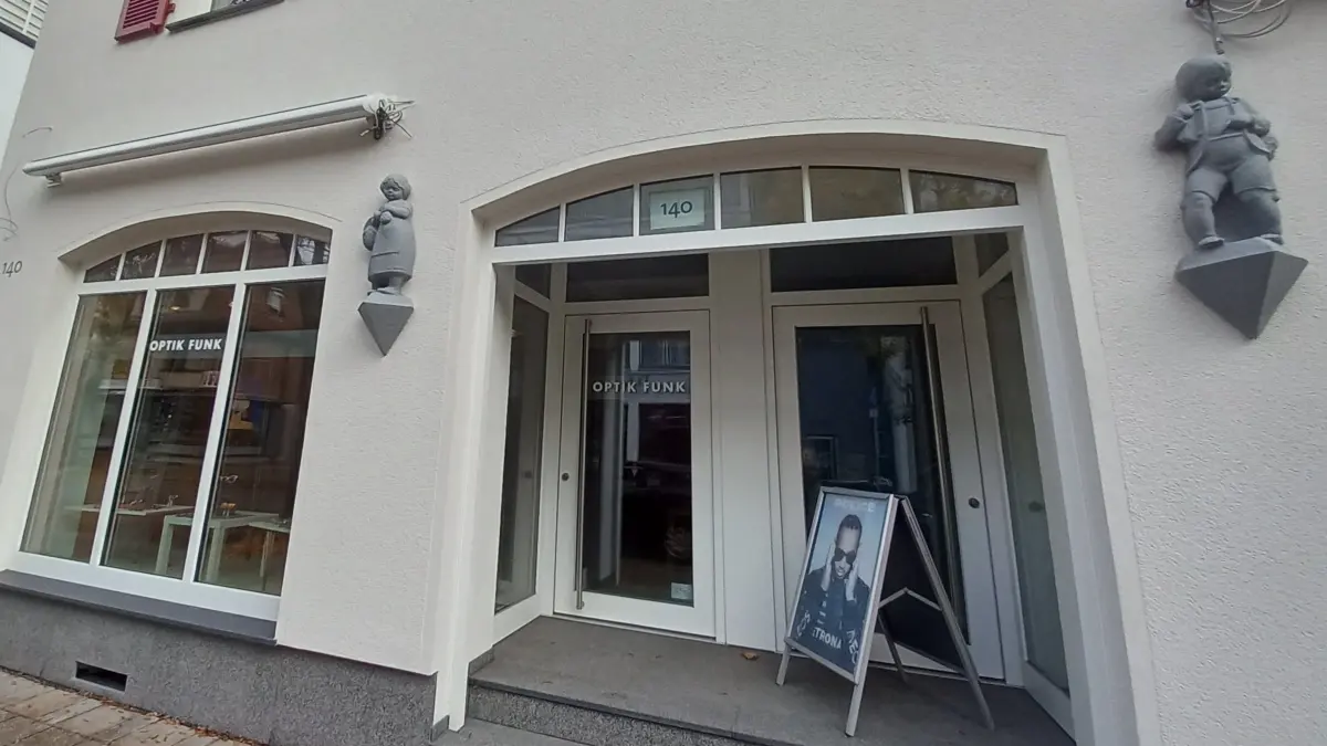 Zwei Skulpturen von Kindern schmücken die Fassade des Hauses in der Fellbacher Bahnhofstraße.