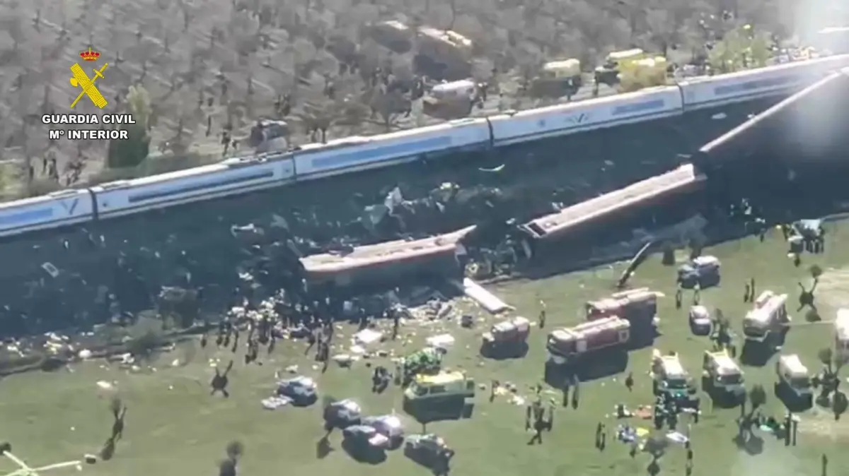 SPAIN-ACCIDENT-TRANSPORT-TRAIN: Ths still image from video taken and released by Spain's Civil Guard on October 28, 2026 shows an aerial scene of a train crash between a high speed Renfe AVE train and Iryo train around 150kms south of Madrid between Urda and Los Yebenes in the province of Toledo. (Photo by Handout / Guardia Civil / AFP) / RESTRICTED TO EDITORIAL USE - MANDATORY CREDIT "AFP PHOTO / GUARDIA CIVIL / HANDOUT / " - NO MARKETING NO ADVERTISING CAMPAIGNS - DISTRIBUTED AS A SERVICE TO CLIENTS