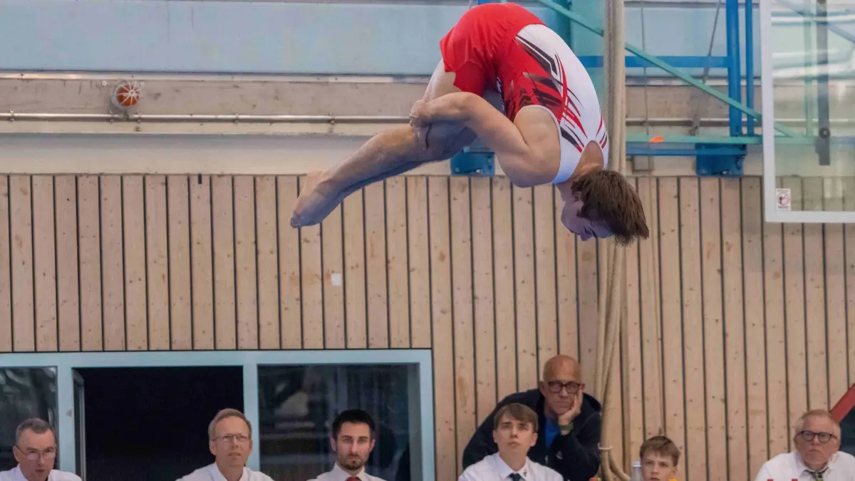 Turnen, WTG Heckengäu, Niccolo Spiess am Boden im Doppelsalto