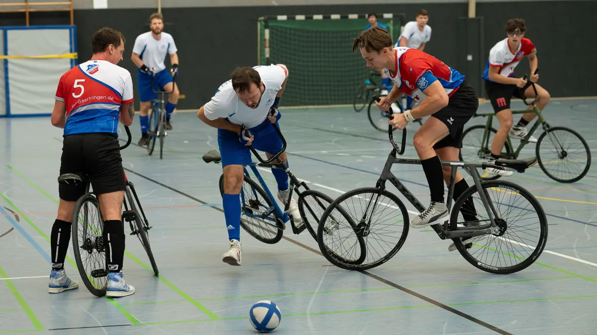 Markus Schaefer (RV Gaertringen, #05) Janis Stenner (RV Hechtsheim, #05) Jannes Mueller (RV Gaertringen, #04)
RV Hechtsheim vs. RV Gaertringen, Radball, Sued, 5er-Bundesliga, 2.2 Spieltag, 2026/2027, 24.10.2026,
Foto: Eibner-Pressefoto/Manuel Flierl