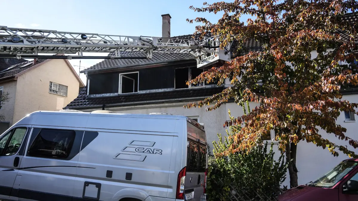 Am Mittwochmittag kam es in einem Mehrfamilienhaus in Boeblingen zu einem Wohnungsbrand. Wie die Feuerwehr mitteilt, drang beim Eintreffen der Einsatzkraefte dichter Rauch aus einer Wohnung im ersten Obergeschoss.<br />
<br />
Die Feuerwehr konnte den Brand, der in einem Zimmer der Wohnung ausgebrochen war, zuegig loeschen und eine weitere Ausbreitung der Flammen verhindern. Eine Person erlitt Verletzungen und musste zur weiteren Behandlung in ein Krankenhaus gebracht werden.<br />
<br />
Die betroffene Wohnung ist aufgrund der Brandschaeden voruebergehend nicht mehr bewohnbar. Die uebrigen Wohnungen des Mehrfamilienhauses koennen nach Abschluss der Loescharbeiten weiterhin genutzt werden.<br />
<br />
Waehrend des Feuerwehreinsatzes musste die Strasse im Bereich der Einsatzstelle fuer den Verkehr gesperrt werden.<br />
<br />
Die Ursache des Brandes ist bislang nicht bekannt.