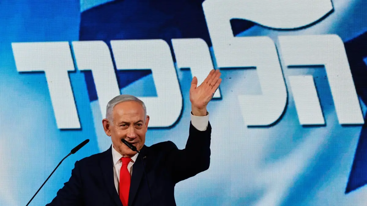 Parlamentswahl in Israel: Der israelische Ministerpräsident Benjamin Netanjahu spricht nach der Veröffentlichung der ersten Ergebnisse der Wählerbefragungen bei den Parlamentswahlen in Israel vor Anhängern im Hauptquartier der Likud-Partei in Jerusalem. (zu dpa: «Netanjahu baut bei Wahl Vorsprung aus - aber ohne Mehrheit»)