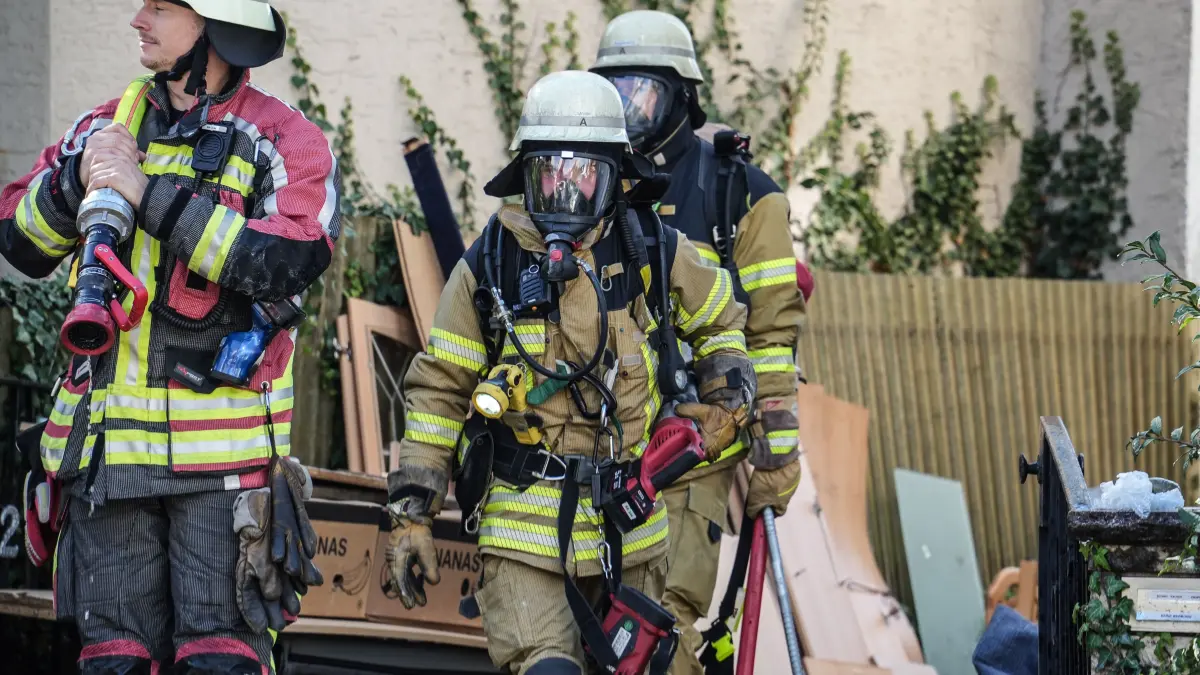 Am Mittwochmittag kam es in einem Mehrfamilienhaus in Boeblingen zu einem Wohnungsbrand. Wie die Feuerwehr mitteilt, drang beim Eintreffen der Einsatzkraefte dichter Rauch aus einer Wohnung im ersten Obergeschoss.<br />
<br />
Die Feuerwehr konnte den Brand, der in einem Zimmer der Wohnung ausgebrochen war, zuegig loeschen und eine weitere Ausbreitung der Flammen verhindern. Eine Person erlitt Verletzungen und musste zur weiteren Behandlung in ein Krankenhaus gebracht werden.<br />
<br />
Die betroffene Wohnung ist aufgrund der Brandschaeden voruebergehend nicht mehr bewohnbar. Die uebrigen Wohnungen des Mehrfamilienhauses koennen nach Abschluss der Loescharbeiten weiterhin genutzt werden.<br />
<br />
Waehrend des Feuerwehreinsatzes musste die Strasse im Bereich der Einsatzstelle fuer den Verkehr gesperrt werden.<br />
<br />
Die Ursache des Brandes ist bislang nicht bekannt.