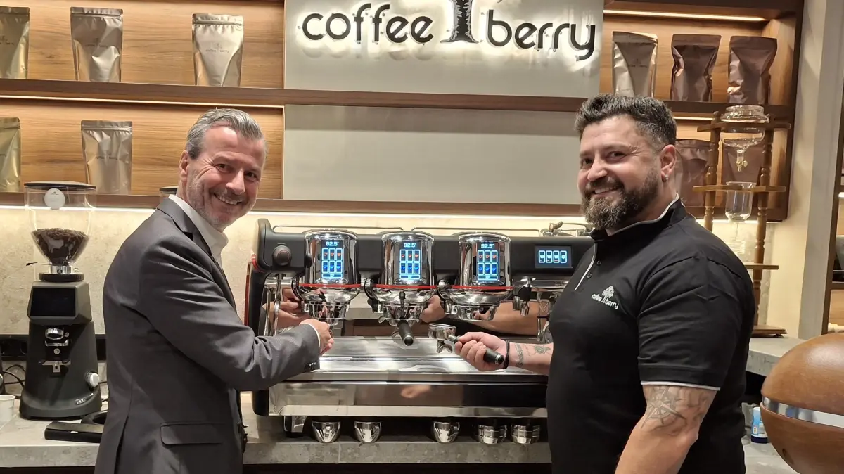 Im Leo-Center eröffnet eine Filiale der griechischen Kette Coffee Berry. Center-Manager Serge Micarelli (links) testet schon mal den Espresso, rechts der Filialbetreiber Georgios Nikolopoulos.
