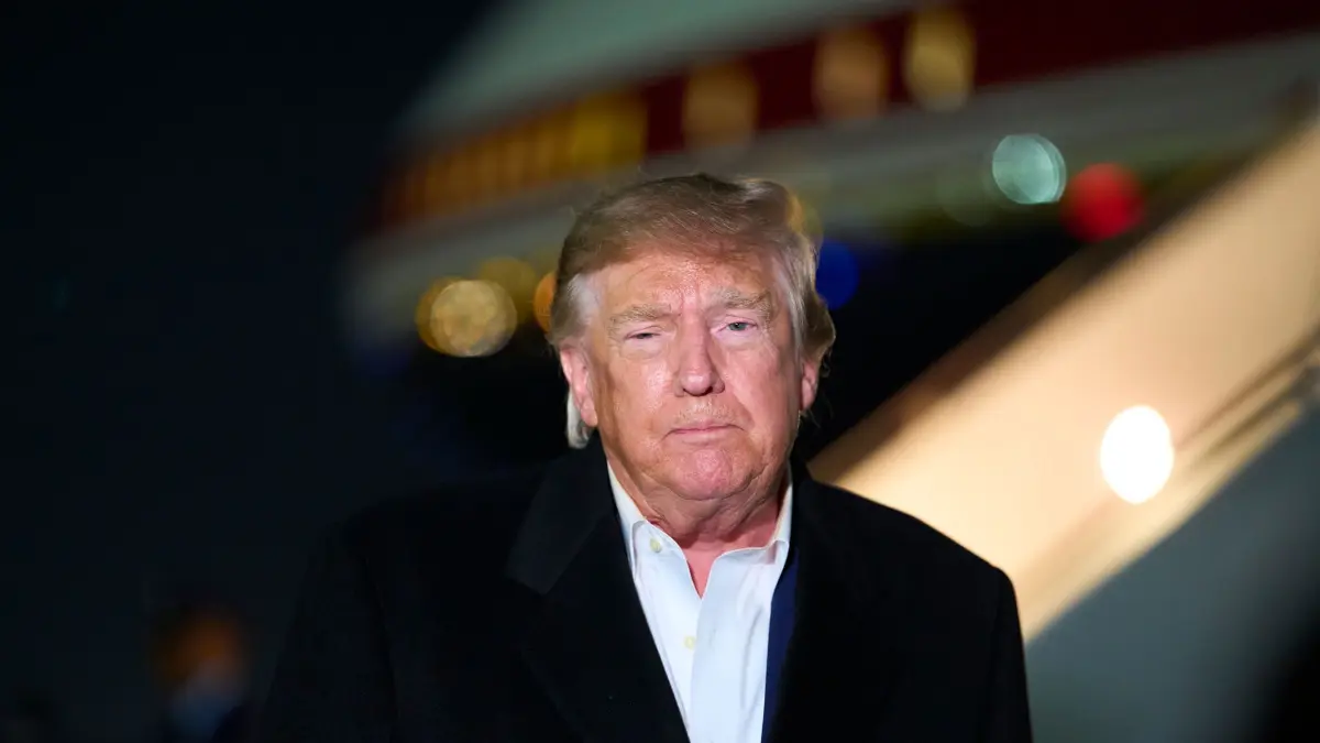 US-Präsident Trump: 28.10.2026, USA, Gemeinsamer Stützpunkt Andrews: US-Präsident Donald Trump spricht mit Reportern, nachdem er mit der Air Force One auf der Joint Base Andrews in Maryland gelandet ist. Foto: Alex Brandon/AP/dpa +++ dpa-Bildfunk +++