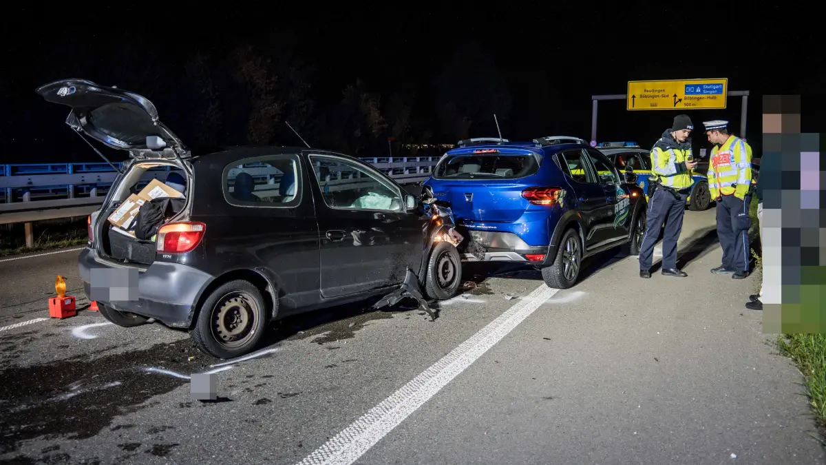 Am Mittwochabend kam es auf der B464 bei Sindelfingen zu einem Verkehrsunfall mit zwei beteiligten Pkw. Dabei wurde eine Person schwer verletzt.<br />
<br />
Wie die Polizei mitteilt, ereignete sich der Unfall kurz nach der Auffahrt Sindelfingen-West in Fahrtrichtung Boeblingen. Auf dem rechten Fahrstreifen kam es zu einem Auffahrunfall, an dem ein Dacia und ein dahinter fahrender Kleinwagen beteiligt waren.<br />
<br />
Mutmasslich hatte sich auf der Strecke ein Stau gebildet. Der Fahrer des Dacia konnte sein Fahrzeug noch rechtzeitig abbremsen. Der nachfolgende Kleinwagen prallte jedoch ins Heck des Dacia.<br />
<br />
Bei dem Zusammenstoss wurde eine Person schwer verletzt und musste medizinisch versorgt werden.<br />
<br />
Waehrend der Unfallaufnahme blieb der rechte Fahrstreifen fuer den Verkehr gesperrt. Beide Fahrzeuge waren nicht mehr fahrbereit und mussten abgeschleppt werden.