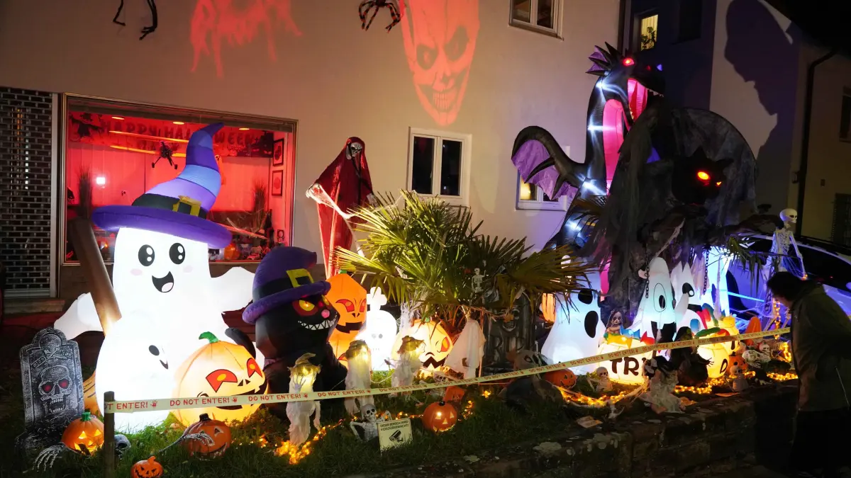 Gruselhaus: Stuttgart Weilimdorf neben der Solitudestrasse Markus Hegna 43 Halloween das Geisterhaus mit vielen Geistern im Vorgarten Leuchten und Sprechen auch per Knopfdruck gibt vieles zu erleben und alles Gratis. Markus Hegna hat schon einige Monate davor geplant, und Geister stammen aus mehere Laender Weltweit wie aus Asien und USA . Mit viel Liebe wurde alles aufgebaut. Foto Andreas Rosar Fotoagentur-Stuttgart 29.10.2026 Video habe ich schon geschickt