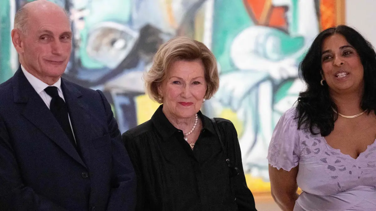 SPAIN-ART-EXHIBITION-MUNCH-PICASSO: (L to R) Bernard Ruiz-Picasso, grandson of Pablo Picasso, Queen Sonja of Norway and Norwegian Minister of Culture and Equality Lubna Jaffery visit the Munch-Picasso exhibition during its inauguration at the Picasso Museum in Malaga on October 29, 2026. The exhibition runs from October 30 to February 28, 2027. (Photo by JORGE GUERRERO / AFP)