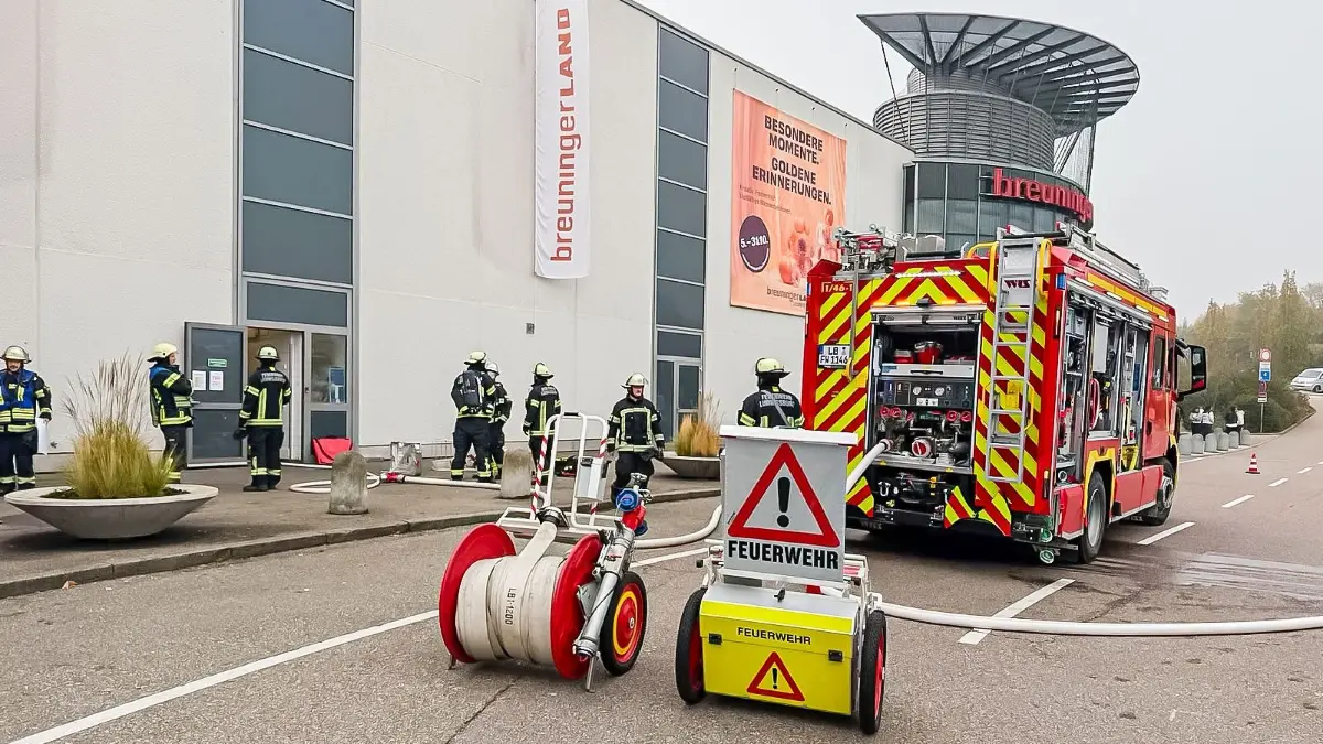 29.10.2026: Heute gegen 10:20 Uhr, kurz nach Öffnung des Breuningerlands Ludwigsburg, kam es im Bereich des Nordsee-Imbisses zu einem Brand mit Rauchentwicklung.
Infolge des Brandgeschehens löste die Brandmeldeanlage des Gebäudes aus. Das Gebäude wurde daraufhin über Durchsagen sowie durch das Personal evakuiert.
Feuerwehr und Rettungsdienst rückten mit einem Großaufgebot zum Breuningerland aus und leiteten die erforderlichen Maßnahmen ein.
Weitere Informationen zum Brandgeschehen, zur Brandursache sowie zu einem möglichen Schadensumfang liegen derzeit nicht vor.
Foto: KS-Images.de/