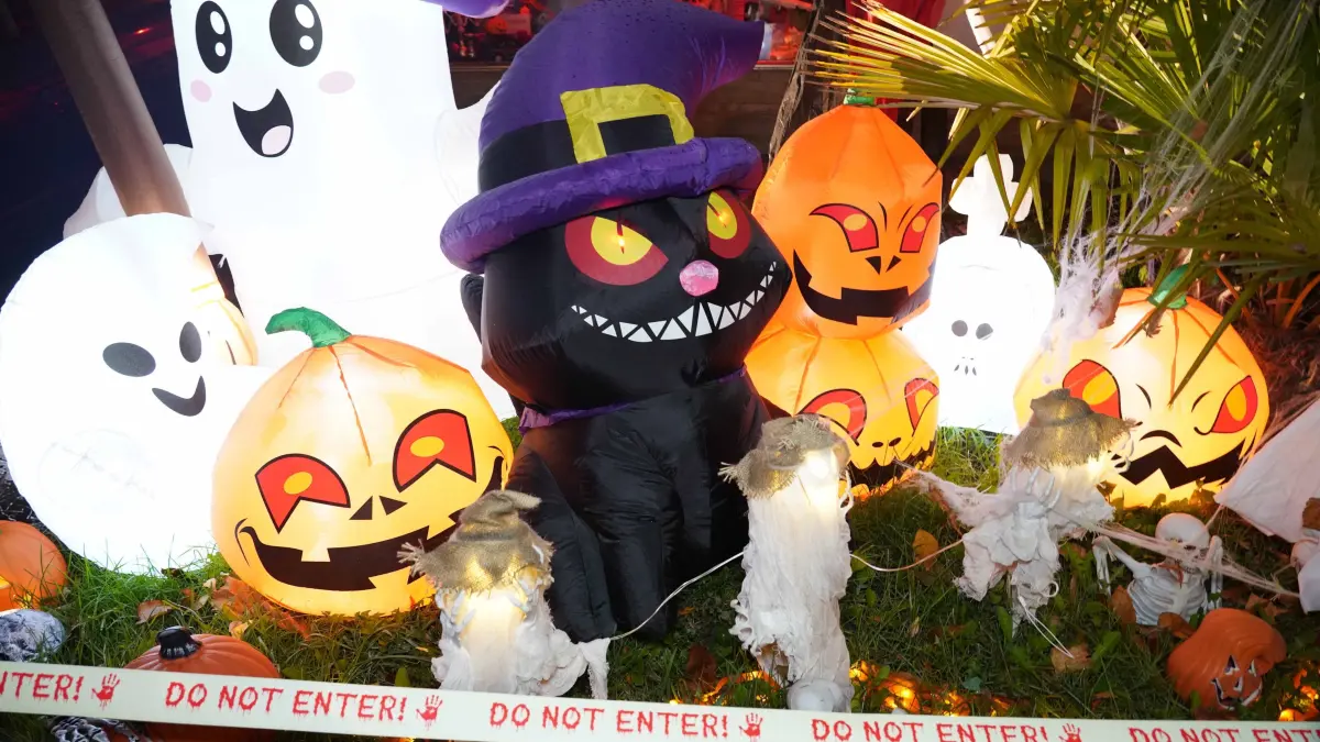 Gruselhaus: Stuttgart Weilimdorf neben der Solitudestrasse Markus Hegna Halloween das Geisterhaus mit vielen Geistern im Vorgarten Leuchten und Sprechen auch per Knopfdruck gibt vieles zu erleben und alles Gratis. Markus Hegna hat schon einige Monate davor geplant, und Geister stammen aus mehere Laender Weltweit wie aus Asien und USA . Mit viel Liebe wurde alles aufgebaut. Foto Andreas Rosar Fotoagentur-Stuttgart 29.10.2026 Video habe ich schon geschickt