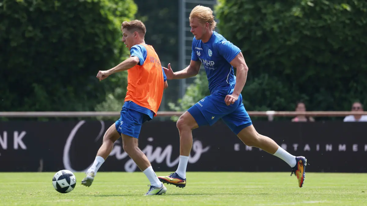 BAU // Stuttgart -Degerloch, Fußball SV Stuttgarter Kickers Trainingsauftakt, v.l. Nico Blank, Neuzugang Laurin Völlmerk