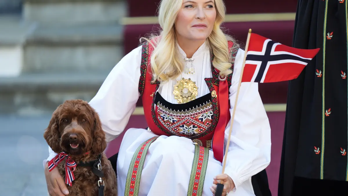 Die damalige Kronprinzessin Mette-Marit hält den Familienhund Molly Fiskebolle während der Feierlichkeiten zum Nationalfeiertag.