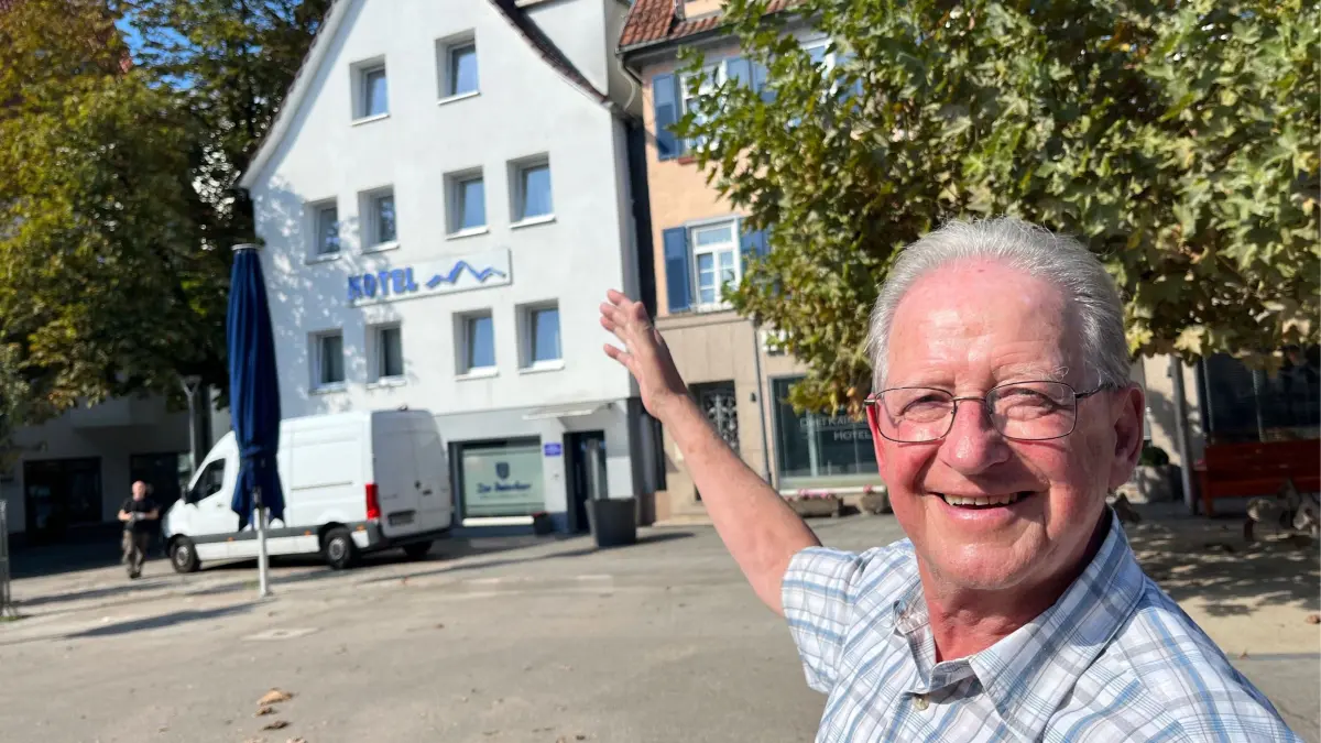Wolf-Dieter Simon vor dfem Haus am Schillerplatz, in dem er aufgewachsen ist