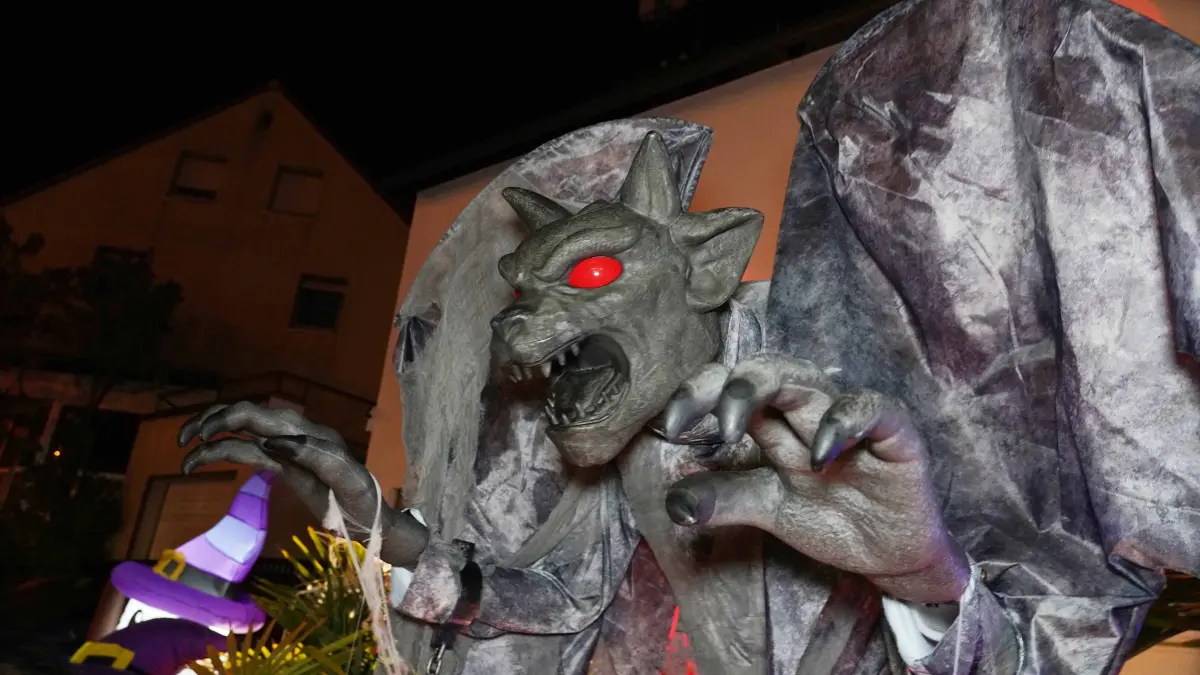 Gruselhaus: Stuttgart Weilimdorf neben der Solitudestrasse Markus Hegna Halloween das Geisterhaus mit vielen Geistern im Vorgarten Leuchten und Sprechen auch per Knopfdruck gibt vieles zu erleben und alles Gratis. Markus Hegna hat schon einige Monate davor geplant, und Geister stammen aus mehere Laender Weltweit wie aus Asien und USA . Mit viel Liebe wurde alles aufgebaut. Foto Andreas Rosar Fotoagentur-Stuttgart 29.10.2026 Video habe ich schon geschickt