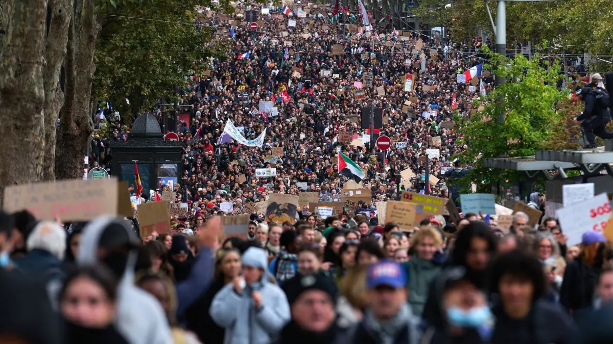 Proteste an Halloween: Zahlreiche Demonstranten ziehen von der Porte d'Italie in Paris in Richtung Porte de Vincennes. Auch in Niedersachsen ist am Samstag mit Tausenden Teilnehmern bei den bundesweit angekündigten Protestaktionen der «Generation Z» für bessere Bildung und gegen soziale Ungerechtigkeit zu rechnen. (zu dpa: ««Gen Z regelt»: Niedersachsens Landesschülerrat distanziert sich»)