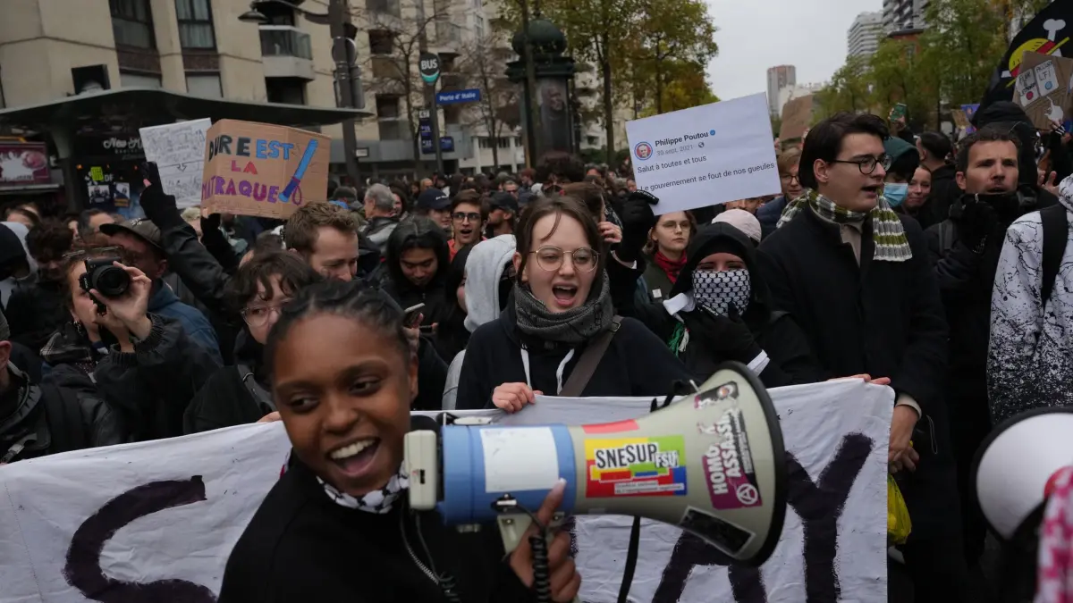 Proteste in Frankreich: ARCHIV - 24.10.2026, Frankreich, Paris: Demonstranten skandieren Parolen während einer Demonstration gegen steigende Lebenshaltungskosten. In Frankreich ging es mit den Protesten los. (zu dpa: «Umfrage: Mehrheit hält Jugendproteste für gerechtfertigt») Foto: Thibault Camus/AP/dpa +++ dpa-Bildfunk +++