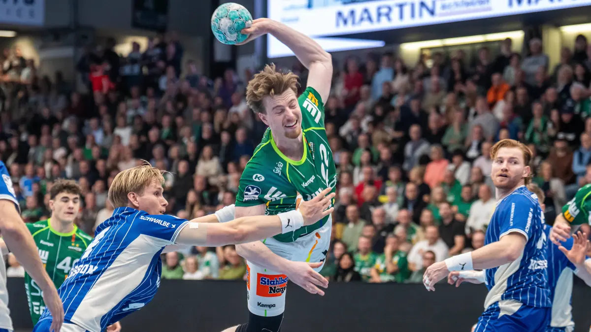 Erik Persson Frisch Auf Goeppingen, 22 liegt in der Luft im Duell mit Ellidi Vidarsson VfL Gummersbach, 04, Frisch Auf Goeppingen vs. VfL Gummersbach, Handball, 1. Bundesliga, Herren, Spielzeit 2026/2027, 29.10.2026, Frisch Auf Goeppingen vs. VfL Gummersbach, Handball, 1. Bundesliga, Herren, Spielzeit 2026/2027, 29.10.2026 Goeppingen *** Erik Persson of Frisch Auf Göppingen, No. 22, is in mid-air during a duel with Ellidi Vidarsson of VfL Gummersbach, No. 04 Frisch Auf Göppingen vs. VfL Gummersbach, handball, 1st Bundesliga, men s division, 20262027 season, October 29, 2026, Frisch Auf Goeppingen vs. VfL Gummersbach, Handball, 1st Bundesliga, Men, 20262027 season, October 29, 2026, Goeppingen Copyright: xEibner-Pressefoto/MichaelxSchmidx EP_MST